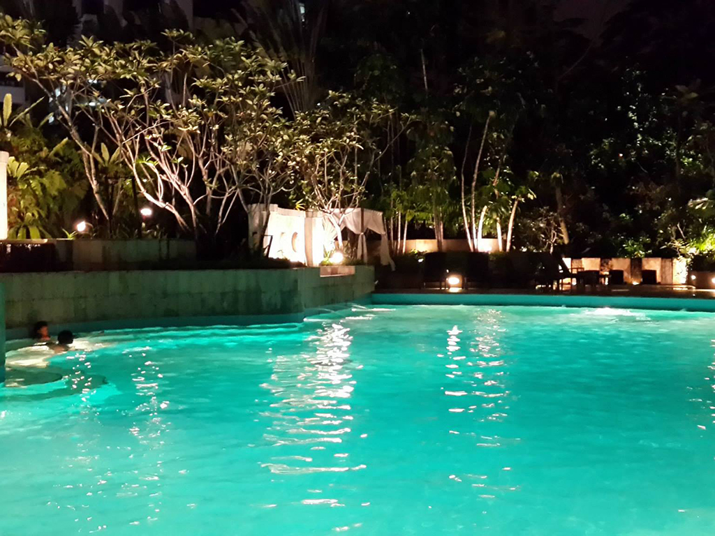 2. Hotel Shangri-La KL - Luz de la piscina 02